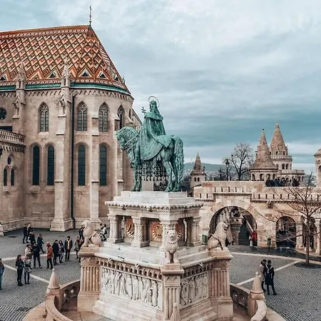 Experience City Nightlife From A Sleek Lavish Pad Lejlighed Budapest