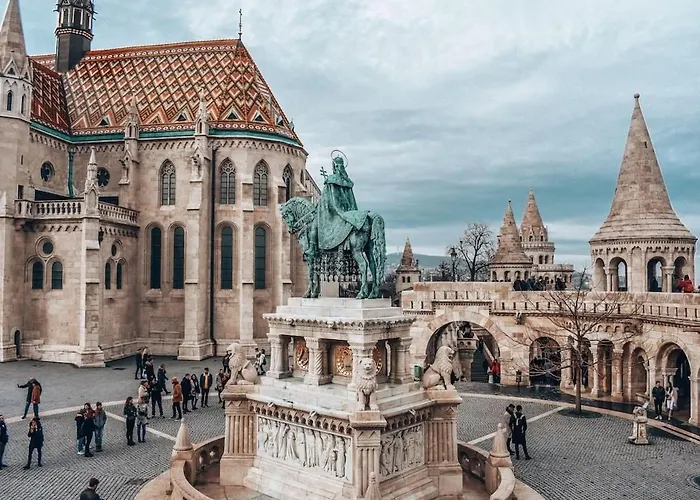 Experience City Nightlife From A Sleek Lavish Pad Appartamento Budapest