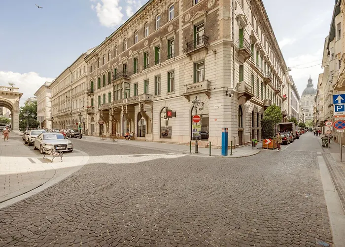 Experience City Nightlife From A Sleek Lavish Pad Appartamento